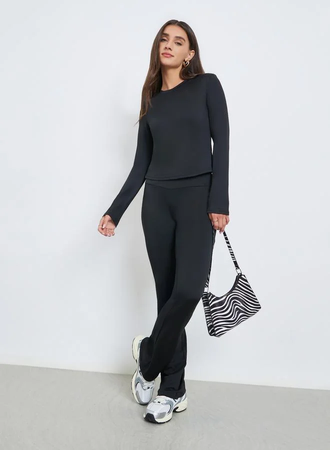 ستايلي طقم منسق من تيشيرت ضيق وليقنز