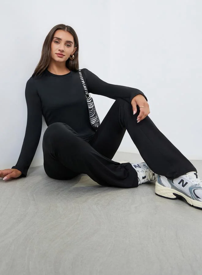 ستايلي طقم منسق من تيشيرت ضيق وليقنز