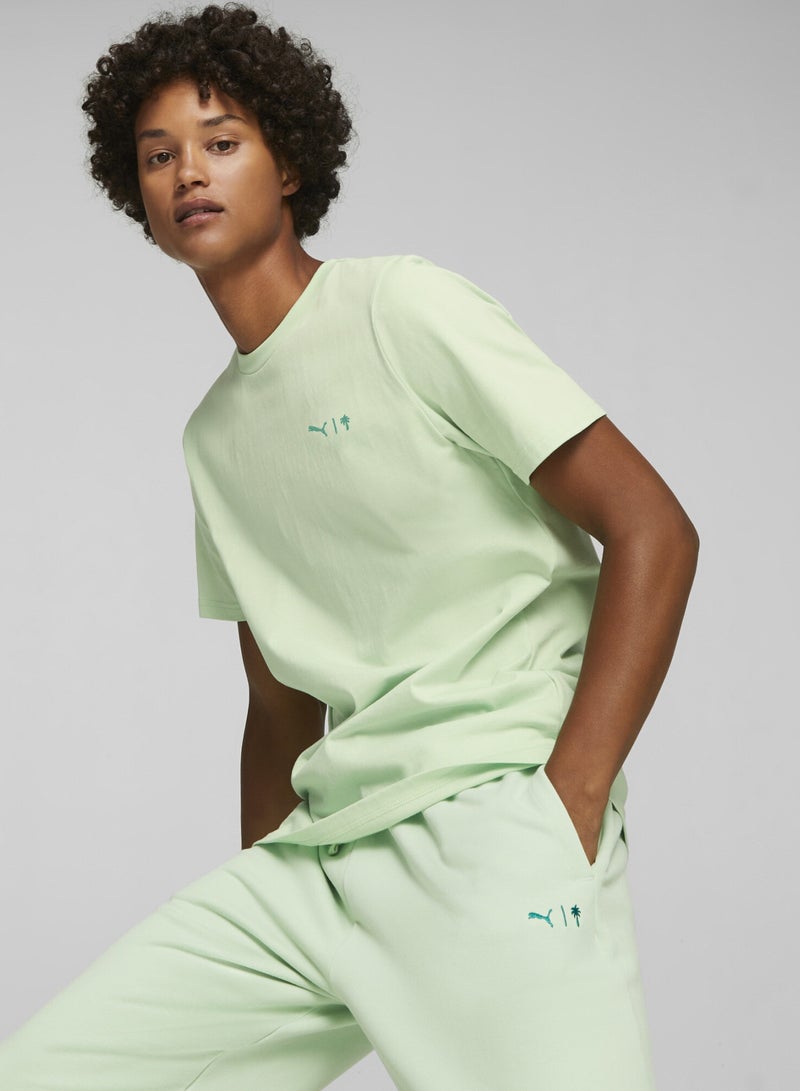 بوما تيشيرت مزين برسومات PUMA x PALM Tree Crew للرجال - Image 1