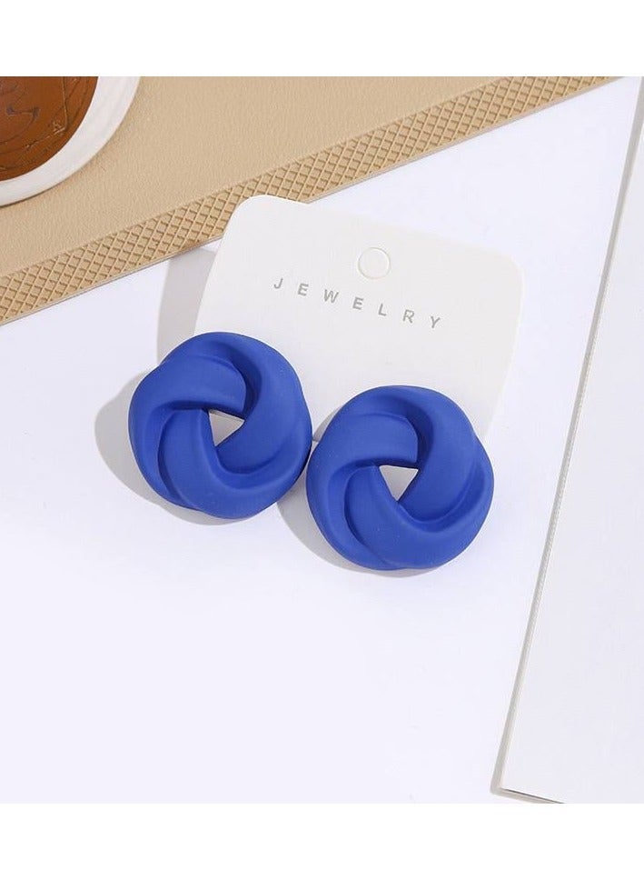 حلق ورده أنيق للبنات والسيدات، متوفر بـ 12 لون زاهي مختلف يضيف لمسة حيوية وإشراقة لأي إطلالة. تصميمه بسيط ورقيق، مناسب للارتداء اليومي أو المناسبات، ومتوفر بألوان عصرية تناسب جميع الأذواق. - Image 3