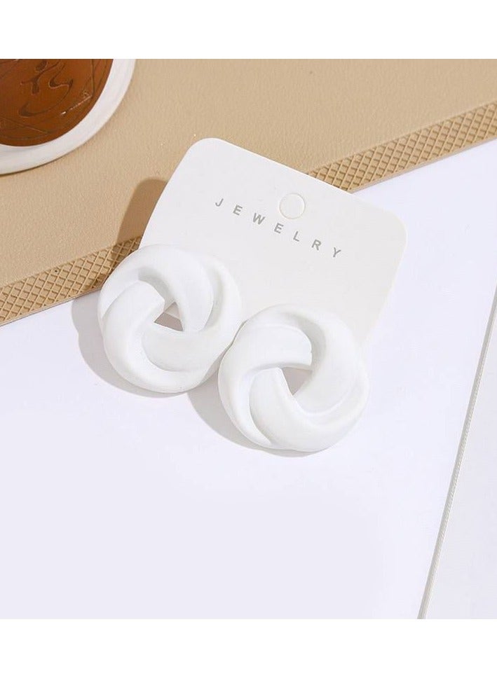 حلق ورده أنيق للبنات والسيدات، متوفر بـ 12 لون زاهي مختلف يضيف لمسة حيوية وإشراقة لأي إطلالة. تصميمه بسيط ورقيق، مناسب للارتداء اليومي أو المناسبات، ومتوفر بألوان عصرية تناسب جميع الأذواق. - Image 2