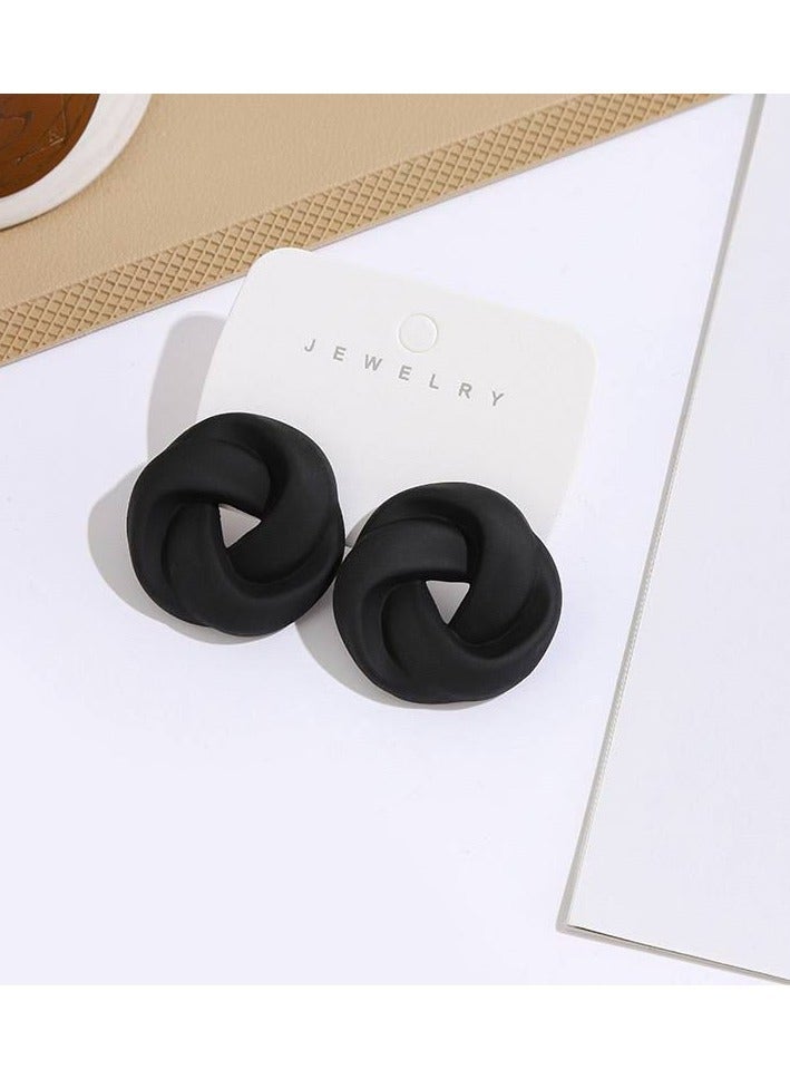 حلق ورده أنيق للبنات والسيدات، متوفر بـ 12 لون زاهي مختلف يضيف لمسة حيوية وإشراقة لأي إطلالة. تصميمه بسيط ورقيق، مناسب للارتداء اليومي أو المناسبات، ومتوفر بألوان عصرية تناسب جميع الأذواق. - Image 5