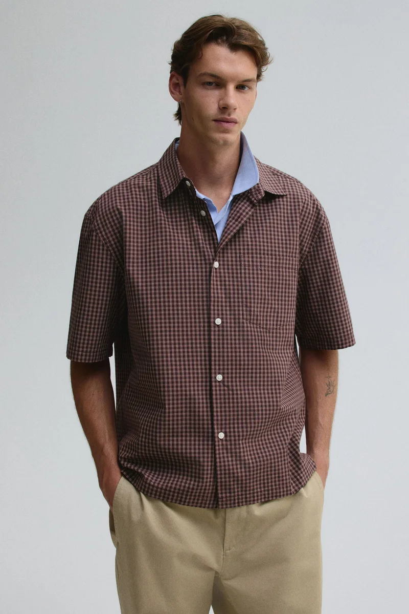 اتش اند ام قميص بأكمام قصيرة بقصّة عادية