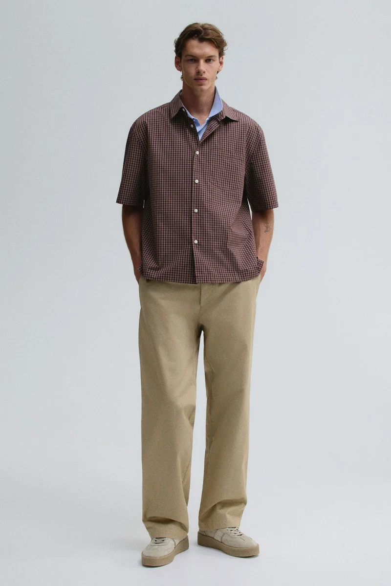 اتش اند ام قميص بأكمام قصيرة بقصّة عادية