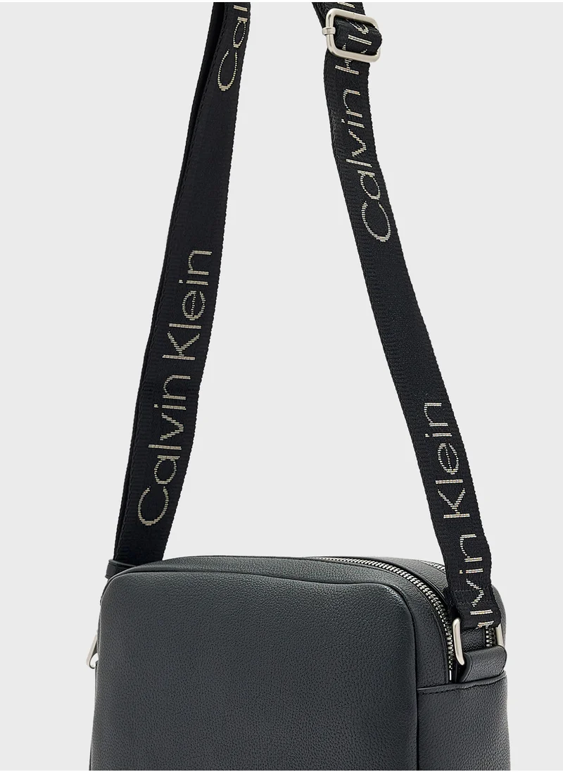 Calvin Klein Jeans Ultralight Deatial Crossbody