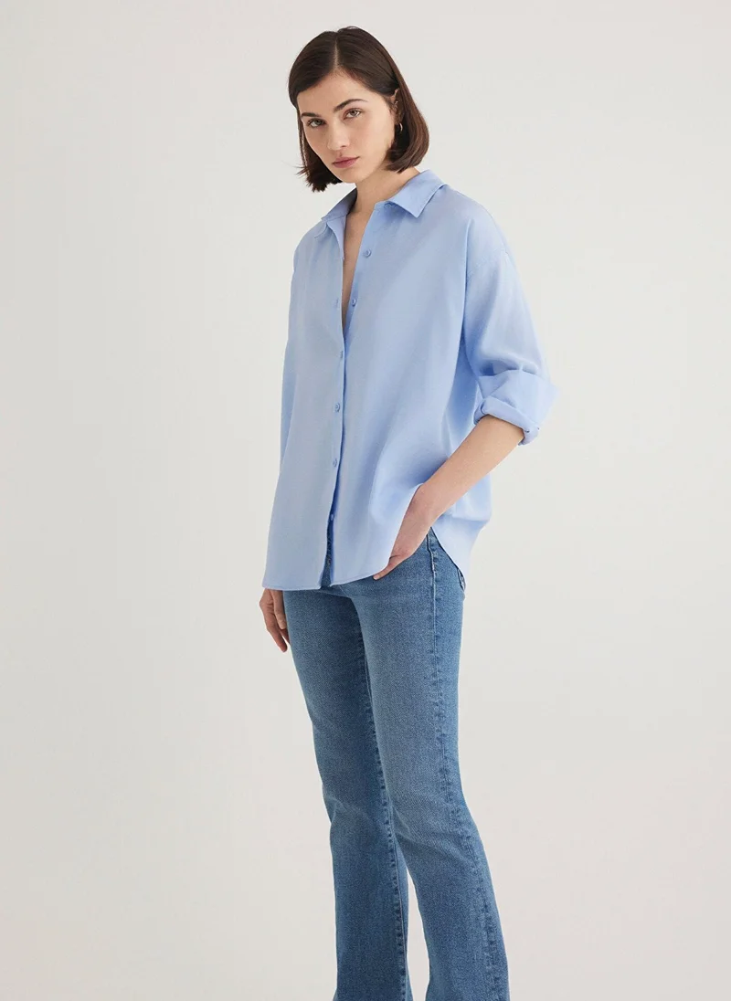 مافي قميص أزرق