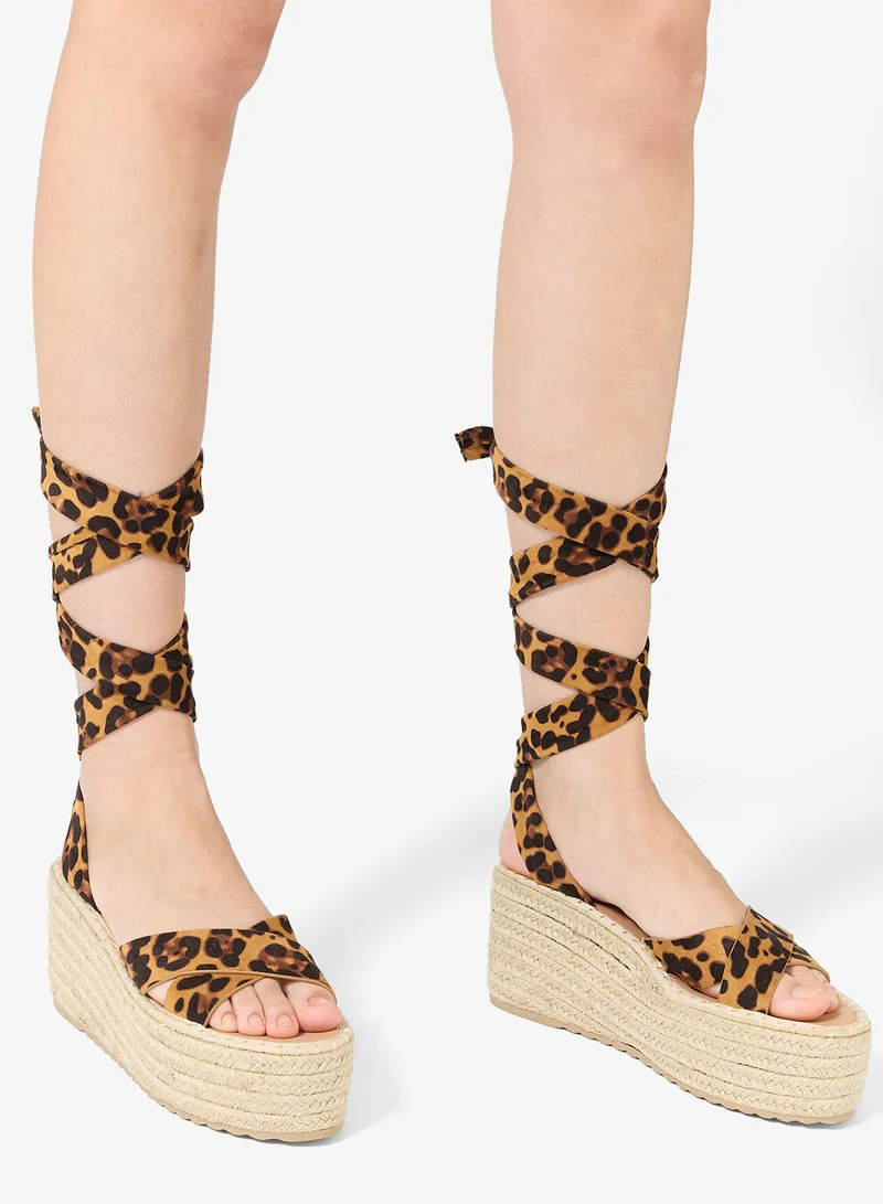 داون تو إيرث صندل منصة بكعب عالي