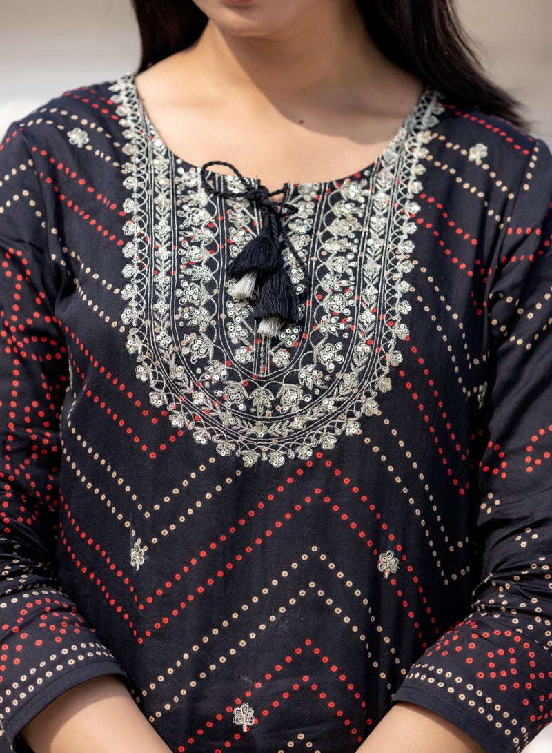 Swadesh Souq طقم بدلة كورتا من القطن الخالص مطرز بأسلوب الباندhani مع ترتر ودوبatta – ملابس تقليدية أنيقة للمناسبات الاحتفالية للنساء - Image 4