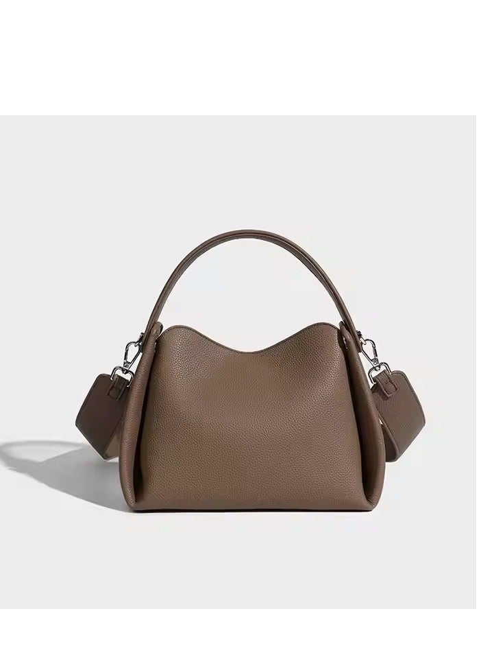 شنطة يد نسائية كاجوال – جلد فاخر – تصميم عملي أنيق – بني