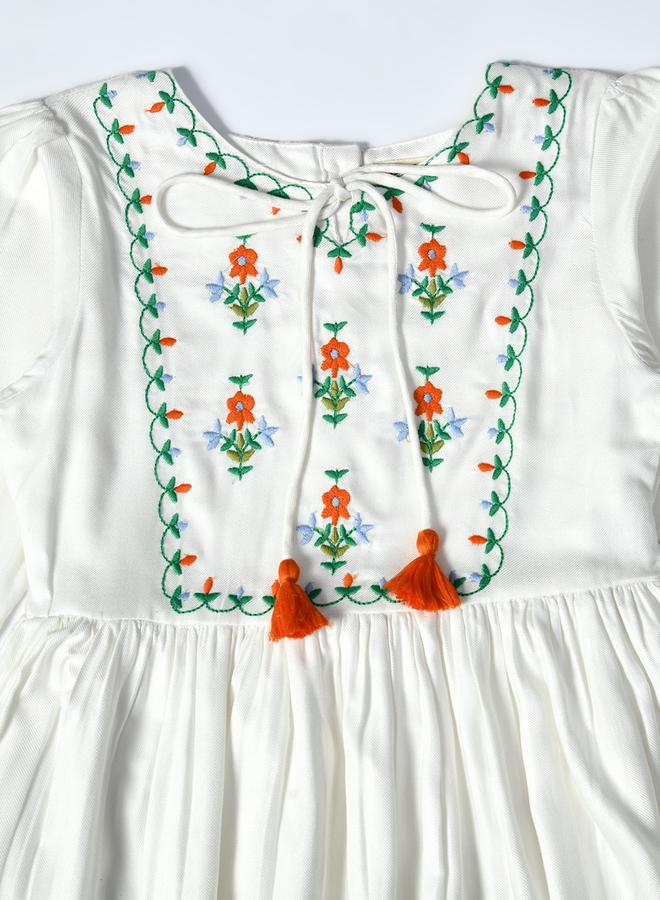 بيلا مودا فستان أبيض مطرز - Image 4