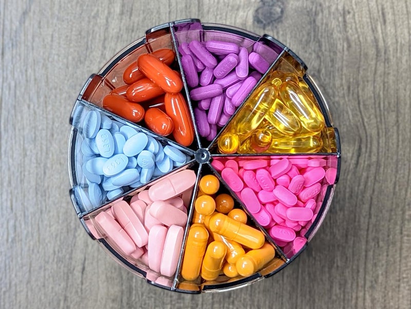 pill thing زجاجة موزع حبوب مكملات XL، 7 قسم، ملصقات، سهل الفتح، مضاد للخلط، منظم محمي من الأشعة فوق البنفسجية، فيتامين شهري كبير، حامل أدوية Monster Fit يتضمن تطبيق Medisafe المتميز - Image 2