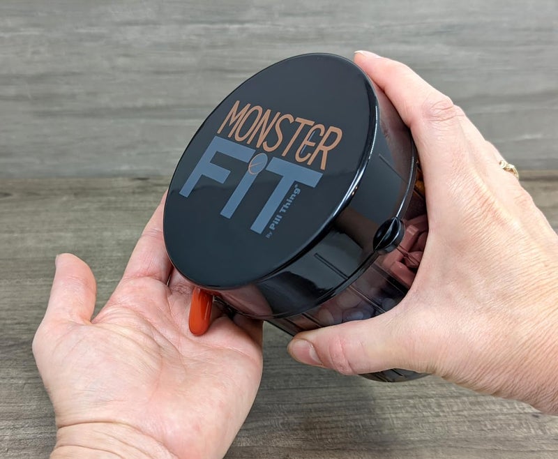 pill thing زجاجة موزع حبوب مكملات XL، 7 قسم، ملصقات، سهل الفتح، مضاد للخلط، منظم محمي من الأشعة فوق البنفسجية، فيتامين شهري كبير، حامل أدوية Monster Fit يتضمن تطبيق Medisafe المتميز - Image 4