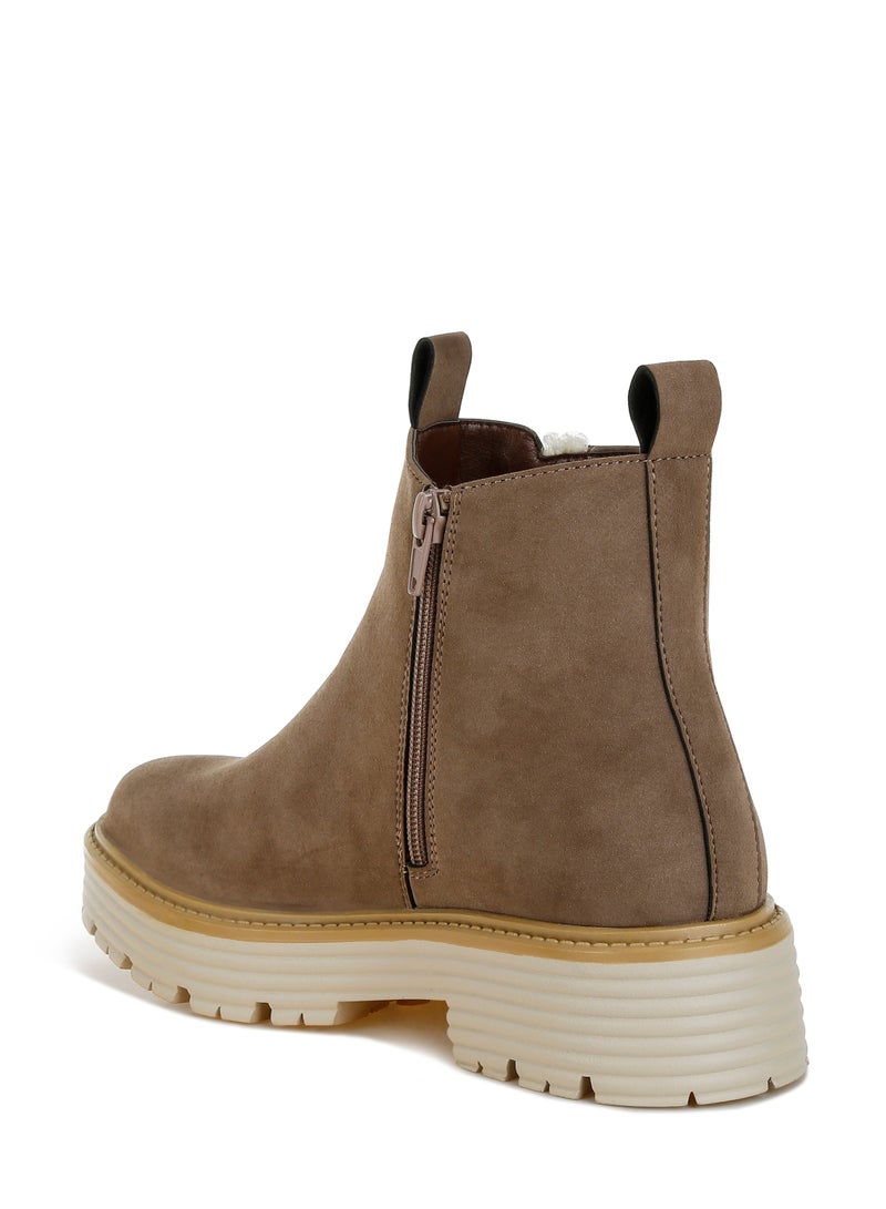 لندن راج حذاء كاحل نسائي من لندن راغ مزين بالفرو الصناعي بلون رمادي داكن - Image 3