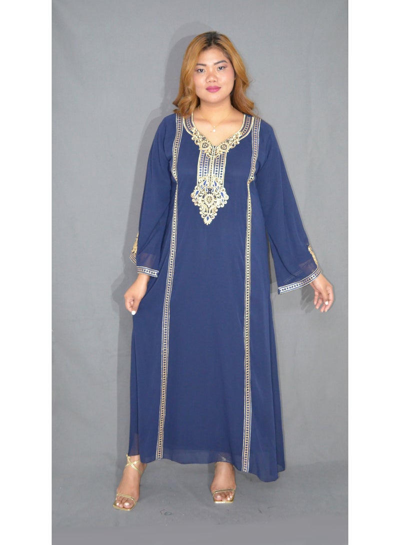 زينة فستان جلابية عربية تقليدية - قماش شيفون ناعم بتطريز ذهبي كثيف وكريستال - ياقة دائرية مغلقة (Jewel Neck) قفطان محتشم