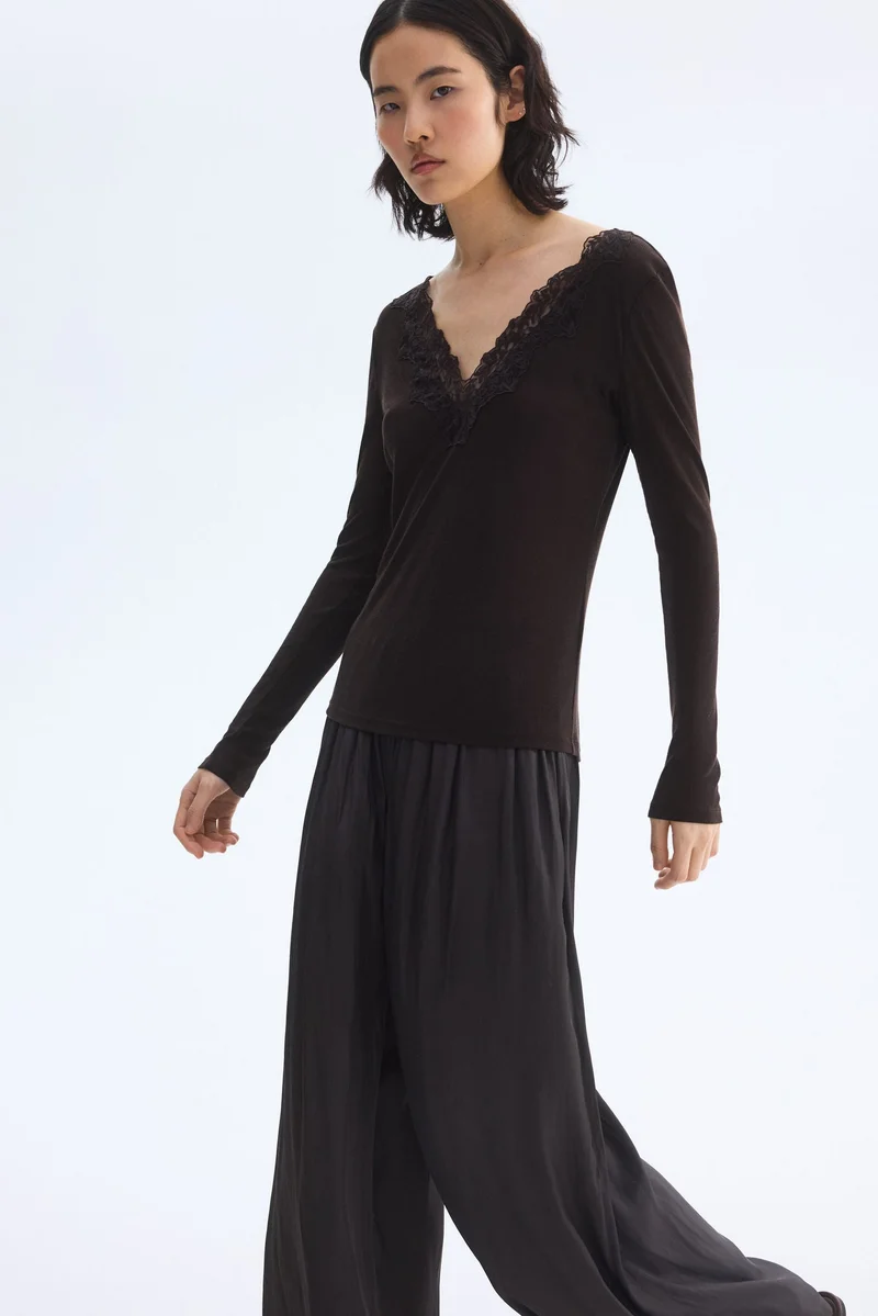 اتش اند ام بلوزة بحواف دانتيل