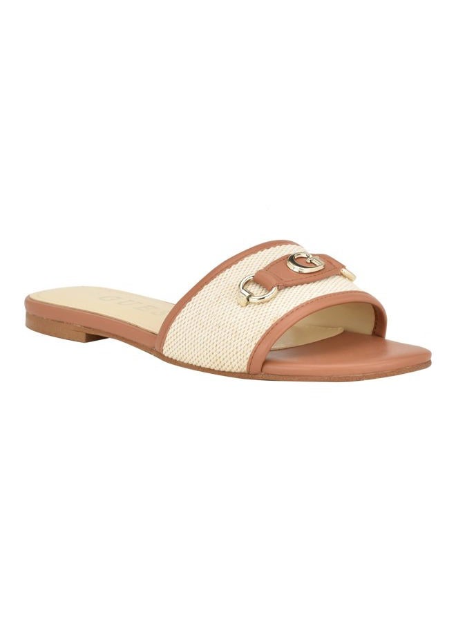 GUESS صندل هامّي مسطح للنساء طبيعي 102 6.5، 37 EU - Image 1