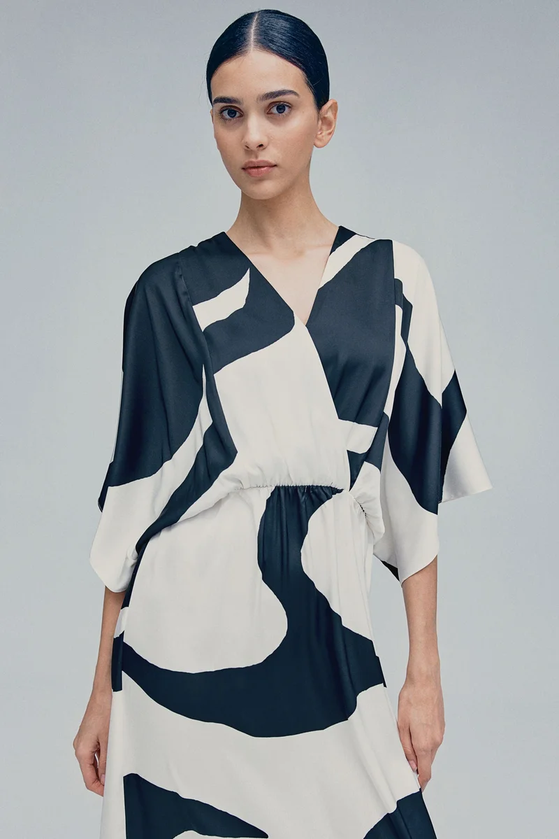 اتش اند ام فستان بتصميم قفطان محدد عند الخصر