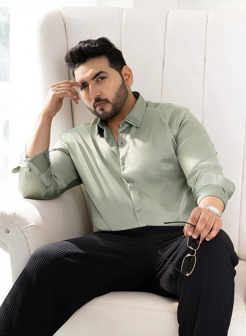 انستافاب بلس قميص رجالي ساتان سادة أخضر حكيم مقاس بلس لارتداء كاجوال بياقة عريضة وأكمام طويلة بأزرار