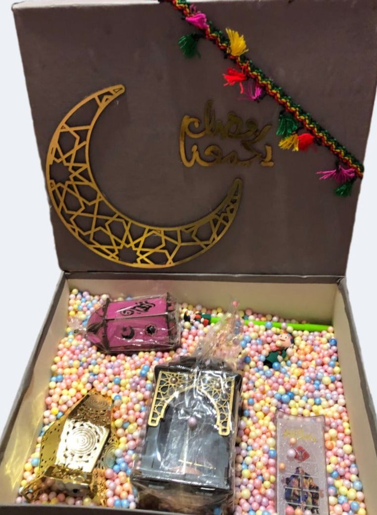 بوكس رمضان + 6 هدايا ( فانوس خشب كعبه + فانوس ذهبي بعليقه + شمعة فانوس + فانوس خشب بعليقة + ميدالية مجسم رمضان + قلم شخصيات رمضان )  - Image 1