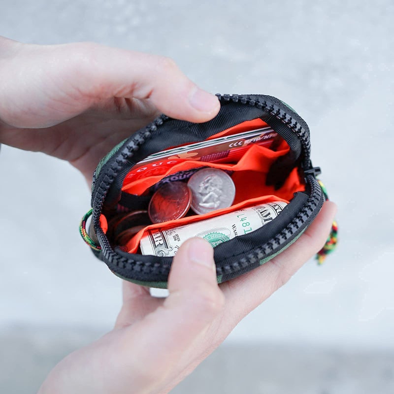 RE ROUGH ENOUGH محفظة بطاقات صغيرة قوية بما يكفي مع حزام عنق ومفتاح للرجال والمراهقين والفتية بنمط تمويه عسكري - Image 4