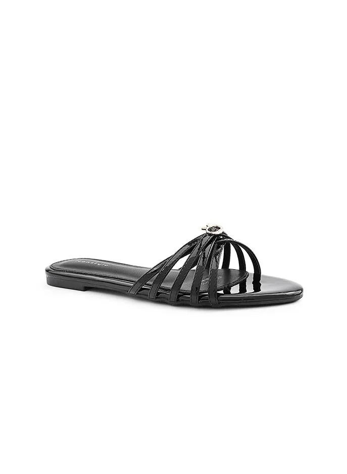 IconStyle Comfortable flat sandal with soft upper and flexible sole.