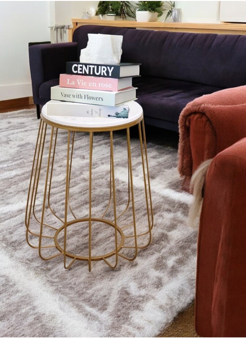A stunning serving table with an elegant round design and a shiny gold finish, made of wood with a luxurious marble look. The table comes with perfect dimensions: 40 cm wide, 40 cm long and 60 cm high, making it an ideal choice for use as a coffee and tea table. In addition, this unique table is ideal for displaying artwork, decorations and books, adding a touch of luxury to any space.