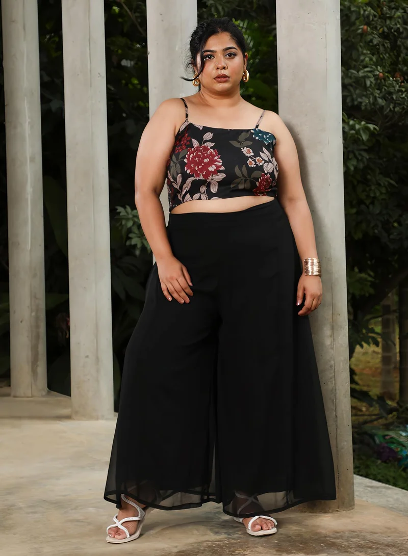 انستافاب بلس طقم نسائي أسود بلون الأوبسيديان بنقشة نباتية من قطعتين مع ياقة على شكل قلب وأكمام طويلة عادية وطبعات زهور من قماش سادة، مكون من  قطع للمناسبات المسائية والحفلات