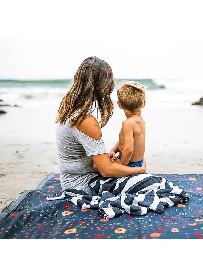 ليتل يونيكورن بطانية Midnight Poppy للاستخدام الداخلي والخارجي مصنوعة من البوليستر بنسبة 100% ومقاومة للماء وسهلة التنظيف ويمكن مسحها بسهولة ويمكن حملها للأطفال الصغار والرضع ويمكن غسلها في الغسالة 5 × 5 قدم - Image 3