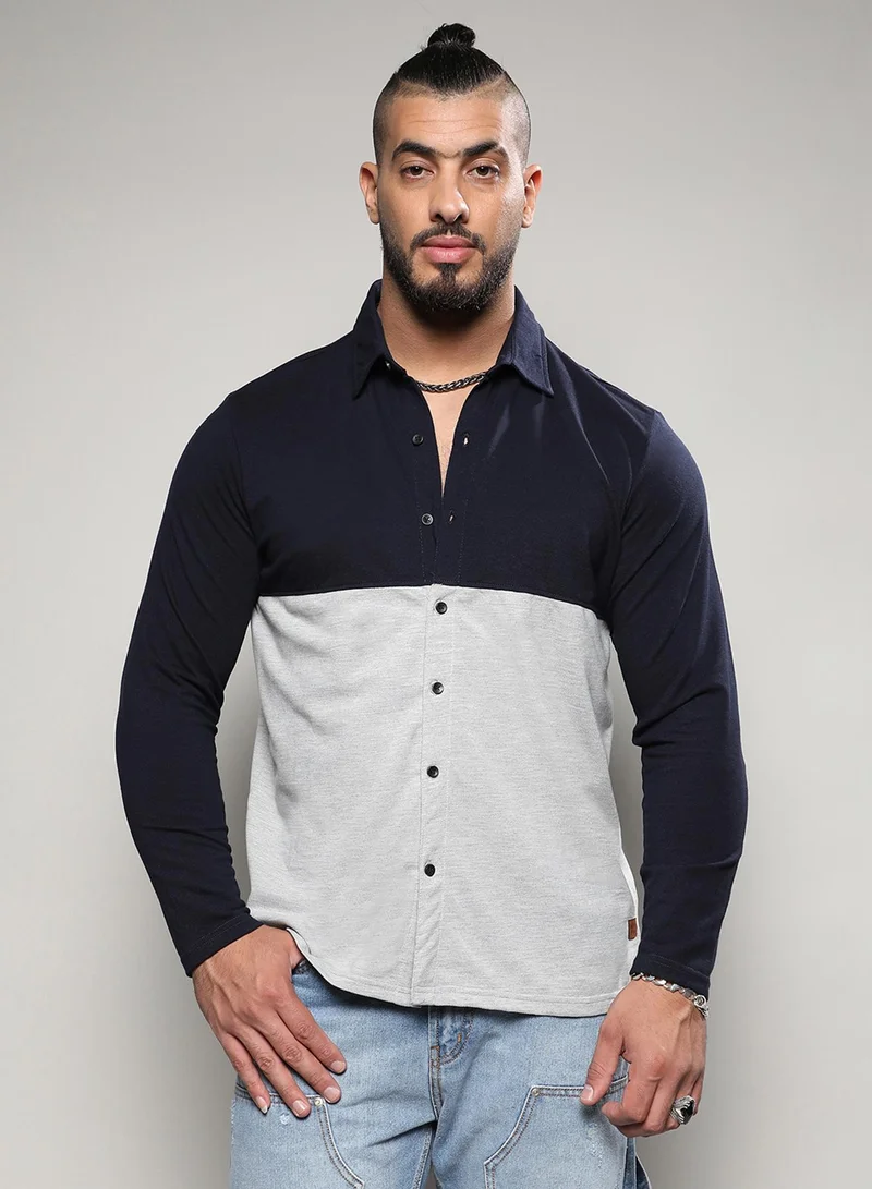 انستافاب بلس قميص رجالي أزرق كحلي ورمادي فاتح بألواح متباينة بياقة ممتدة وأكمام طويلة وإغلاق بأزرار ومقاس مريح للارتداء اليومي