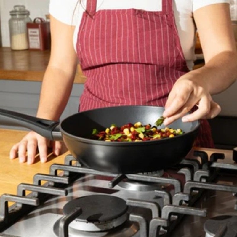 بيريكس Pyrex Optima+ 28cm Aluminium Wok , PFAS-Free Non-Stick Stir Fry Pan, Deep Design for Versatile Cooking, Even Heat Distribution, Scratch-Resistant, Black 49 x 29 x 10cm - Image 5