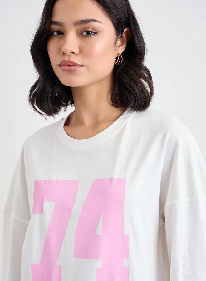 Styli Styli Women Off White Exaggerated Shoulder Graphic Oversized T-Shirt