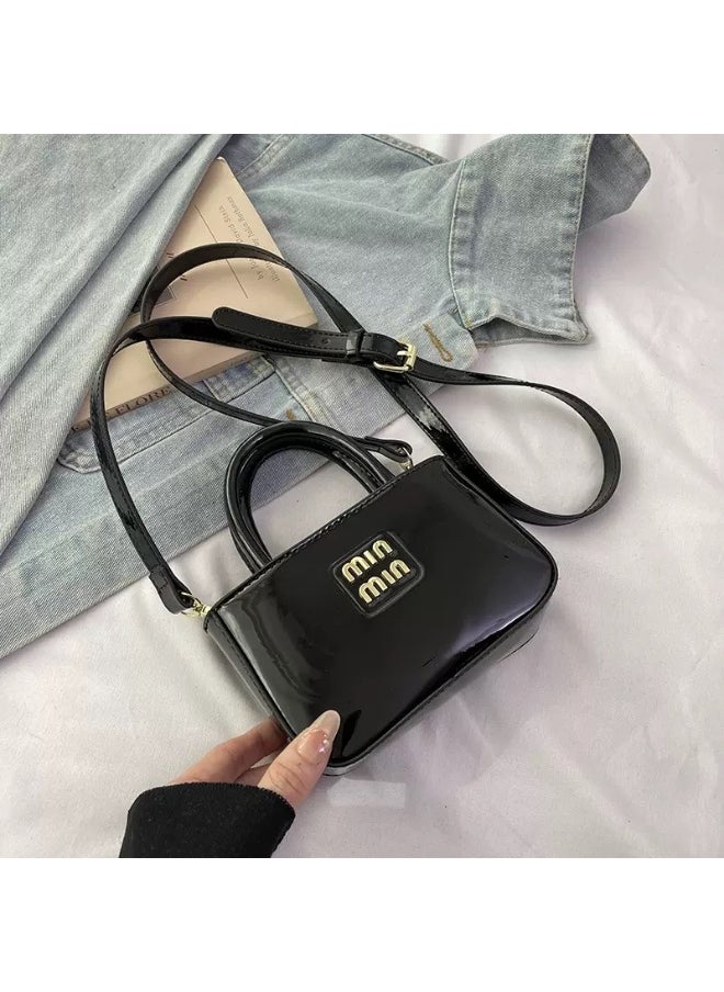 Leather crossbody bag that can also be carried as a handbag, suitable for commuting and designed as a mini bag