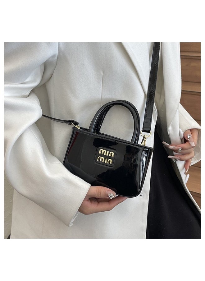Leather crossbody bag that can also be carried as a handbag, suitable for commuting and designed as a mini bag