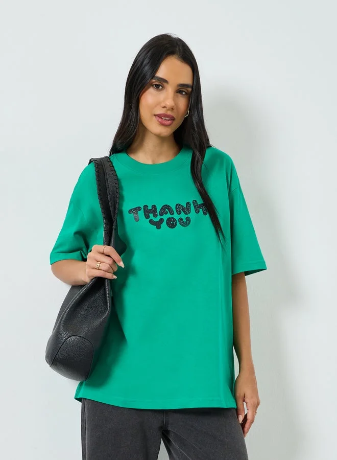 تايك تو تيشيرت قطن بطبعة شعار وقصة واسعة