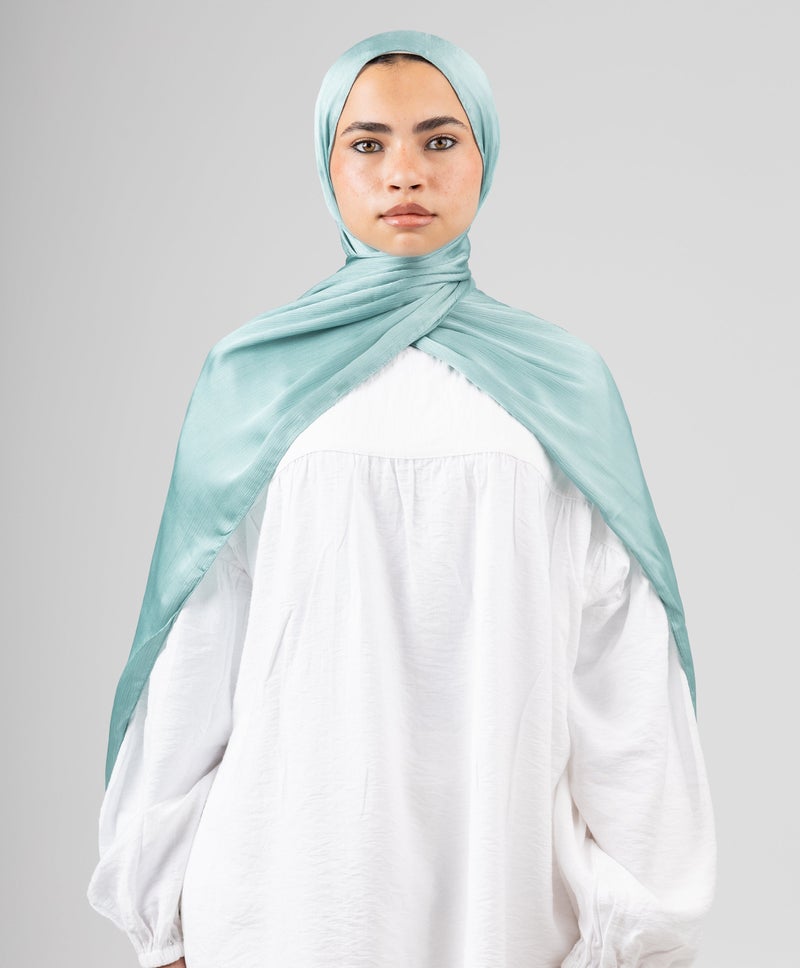 طرحة حريرية أنيقة بألوان سماوية