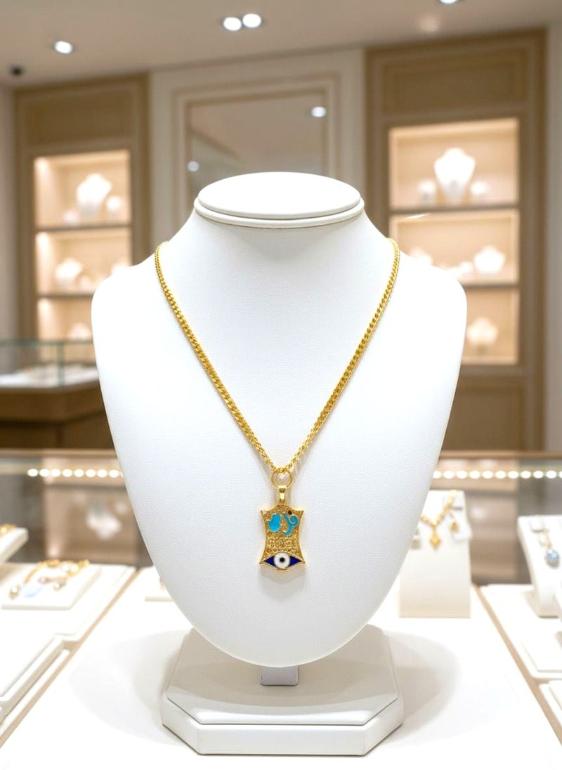 درع مربع الشكل منقوش بزخارف إسلامية دقيقة. الجزء العلوي يحمل شكل حبة عين زرقاء مزينة بتفاصيل بيضاء، بينما الجزء السفلي يبرز عين الحسد التقليدية بلونيها الأزرق والأبيض. 
كوليه جريء بتصميم درع الحماية، يجمع بين الفخامة والروحانية. يتوسطه عين زرقاء نابضة بالحياة، محاطة بزخارف ذهبية أنيقة. يتدلى من سلسلة سميكة ومتينة باللون الذهبي، مما يجعله قطعة مميزة تلفت الأنظار وتضيف لمسة من القوة والأناقة إلى أي إطلالة. - Image 4