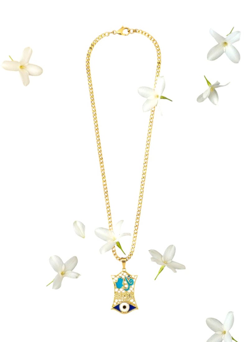 درع مربع الشكل منقوش بزخارف إسلامية دقيقة. الجزء العلوي يحمل شكل حبة عين زرقاء مزينة بتفاصيل بيضاء، بينما الجزء السفلي يبرز عين الحسد التقليدية بلونيها الأزرق والأبيض. 
كوليه جريء بتصميم درع الحماية، يجمع بين الفخامة والروحانية. يتوسطه عين زرقاء نابضة بالحياة، محاطة بزخارف ذهبية أنيقة. يتدلى من سلسلة سميكة ومتينة باللون الذهبي، مما يجعله قطعة مميزة تلفت الأنظار وتضيف لمسة من القوة والأناقة إلى أي إطلالة. - Image 5