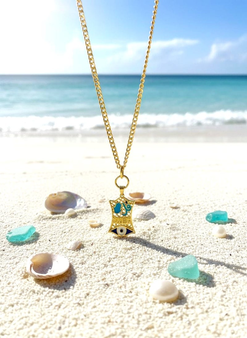 درع مربع الشكل منقوش بزخارف إسلامية دقيقة. الجزء العلوي يحمل شكل حبة عين زرقاء مزينة بتفاصيل بيضاء، بينما الجزء السفلي يبرز عين الحسد التقليدية بلونيها الأزرق والأبيض. 
كوليه جريء بتصميم درع الحماية، يجمع بين الفخامة والروحانية. يتوسطه عين زرقاء نابضة بالحياة، محاطة بزخارف ذهبية أنيقة. يتدلى من سلسلة سميكة ومتينة باللون الذهبي، مما يجعله قطعة مميزة تلفت الأنظار وتضيف لمسة من القوة والأناقة إلى أي إطلالة. - Image 3