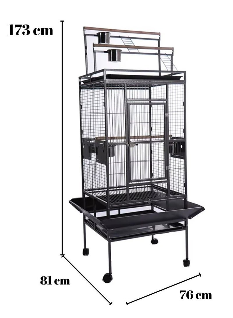قفص ببغاء كبير مع حامل فاخر وحاوية طعام وعصا خشبية، مناسب للببغاوات الكبيرة مثل الكاسكو كوكاتو، والكونيور، والببغاء البادجي، وطيور الحب فيشر، والكوكاتيل. مصنوع من مواد عالية الجودة، قوي ومتين للاستخدام، يتضمن القفص 4 أكواب فولاذية صلبة وكبيرة الحجم، و3 مجثمات خشبية وحامل علوي. شبكة سفلية قابلة للإزالة وصينية قابلة للسحب لسهولة التنظيف. أبعاد المنتج بعد التجميع: 173*81*76 سم. يمكن استخدامه كهدية لطيفة لعائلتك وأصدقائك. - Image 2