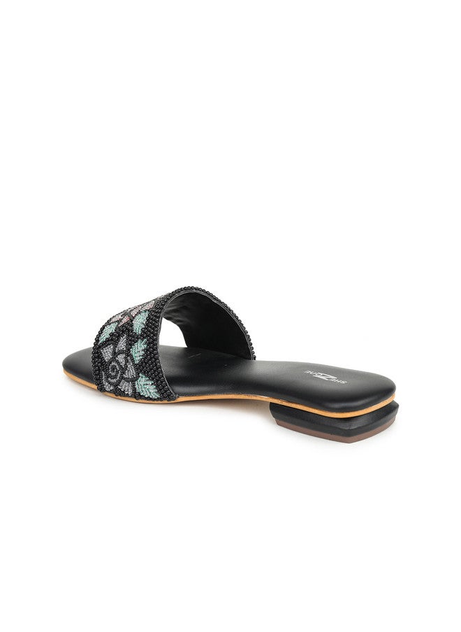 She Zone صنادل مفتوحة من الأمام مزينة بتصميم عرقي باللون الأسود للنساء - Image 3