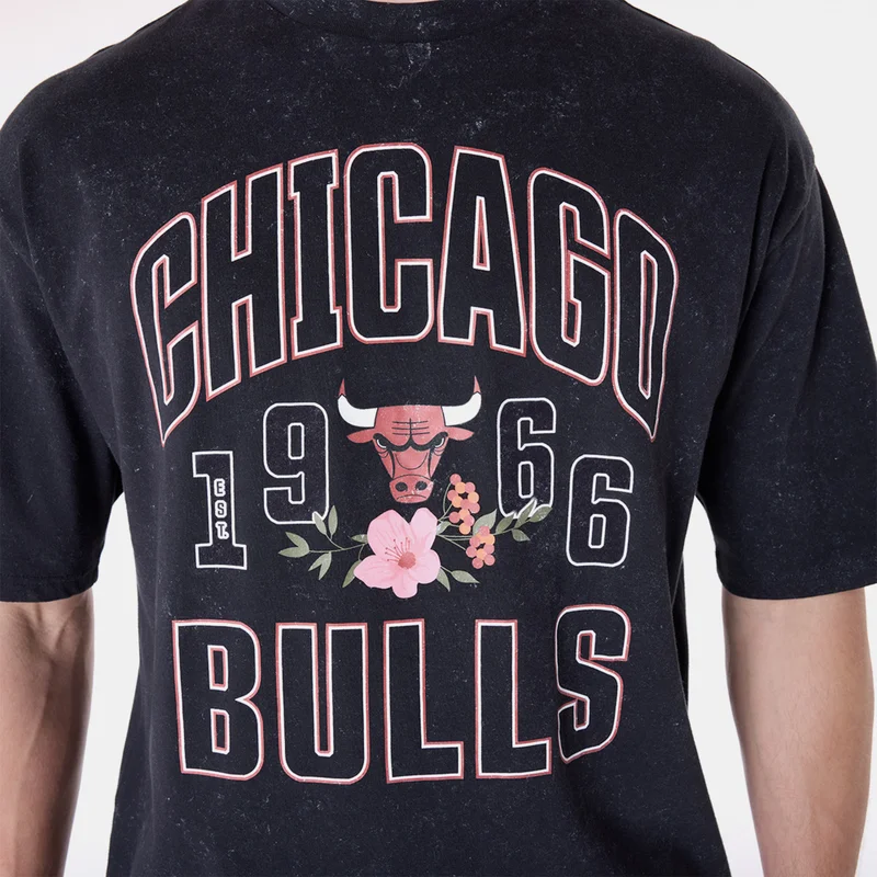 NEW ERA Men's NBA Chicago Bulls Distressed T-Shirt