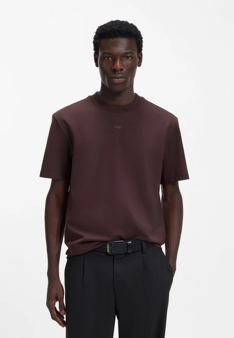 هوجو تيشيرت قطني بقصة مريحة وطبعة شعار