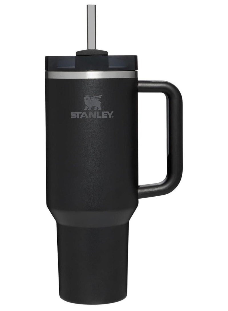 كوب Stanley Quencher H2.0 FlowState™ باللون الأسود، سعة 40 أونصة (1.18 لتر)؛ مصنوع من الفولاذ المقاوم للصدأ ومزود بتقنية العزل بتفريغ الهواء، ويشمل غطاءً وماصة، وخالٍ من مادة BPA. - Image 1