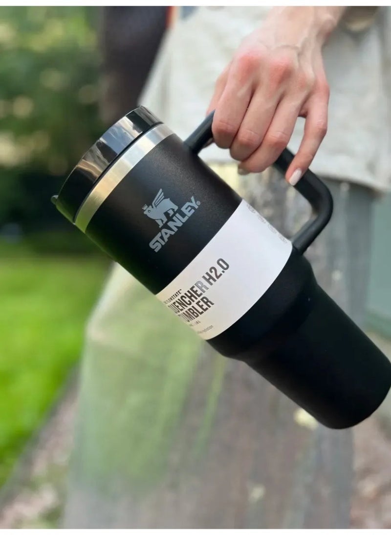 كوب Stanley Quencher H2.0 FlowState™ باللون الأسود، سعة 40 أونصة (1.18 لتر)؛ مصنوع من الفولاذ المقاوم للصدأ ومزود بتقنية العزل بتفريغ الهواء، ويشمل غطاءً وماصة، وخالٍ من مادة BPA. - Image 3