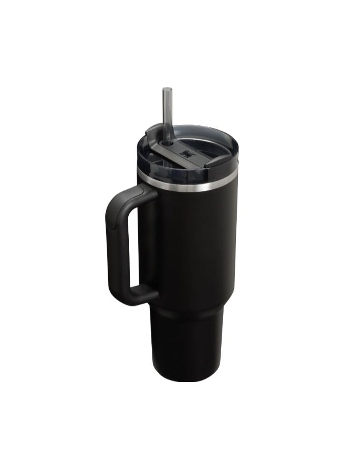 كوب Stanley Quencher H2.0 FlowState™ باللون الأسود، سعة 40 أونصة (1.18 لتر)؛ مصنوع من الفولاذ المقاوم للصدأ ومزود بتقنية العزل بتفريغ الهواء، ويشمل غطاءً وماصة، وخالٍ من مادة BPA. - Image 4