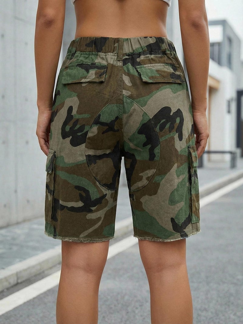 WDIRARA Women's Camo Cargo Shorts Streetwear Elastic Waist Bermuda Shorts with Flap Pockets Green Medium - Image 3
