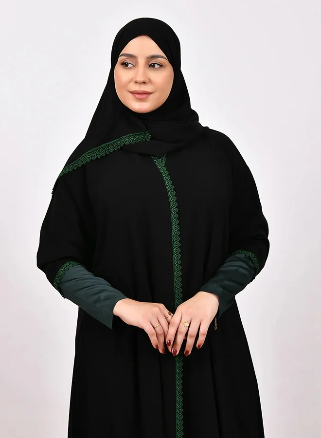 عبايات لمحة عباية سوداء بتصميم كولور بلوك أخضر كحلي مع دانتيل مطرز - إطلالة أنيقة ومميزة