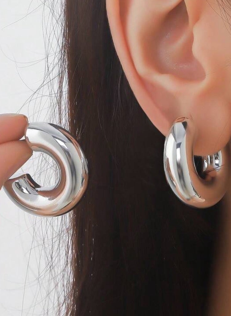 إيكوال حلق اذن نسائي دائري بتصميم عصري مطلي باللون الفضي - Image 1