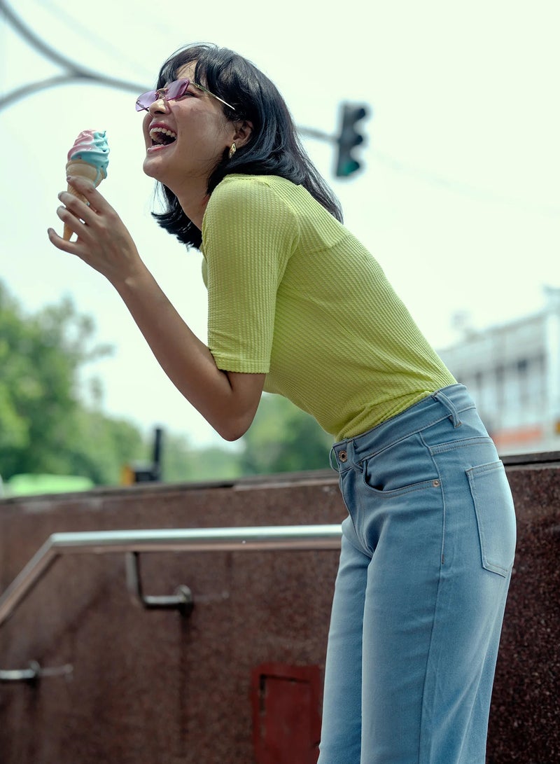 سولت اتاير جينز نسائي بقصة واسعة بخصر متوسط، أزرق فاتح، تصميم 5 جيوب، دنيم مطاطي بمظهر أنيق وطية واسعة من الأسفل، قصة كلاسيكية مريحة - Image 5