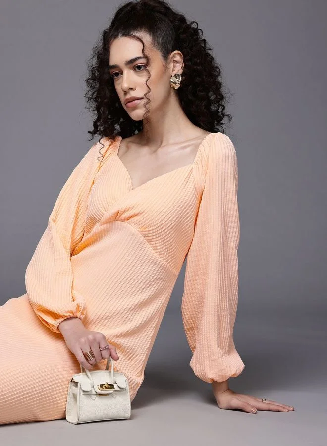 مرفوعة Women Regular Fit Textured Sweetheart Neck Long Sleeve Midi Dress